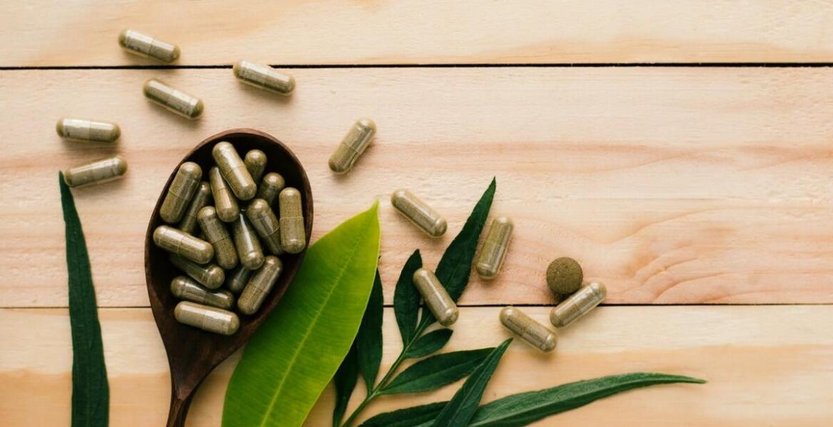 Wybór suplementów na oczyszczanie organizmu – na co zwrócić uwagę?