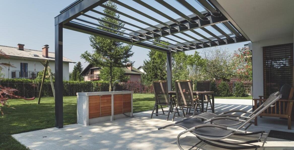 Przewaga pergoli drewnianej nad innymi materiałami – co ją wyróżnia?