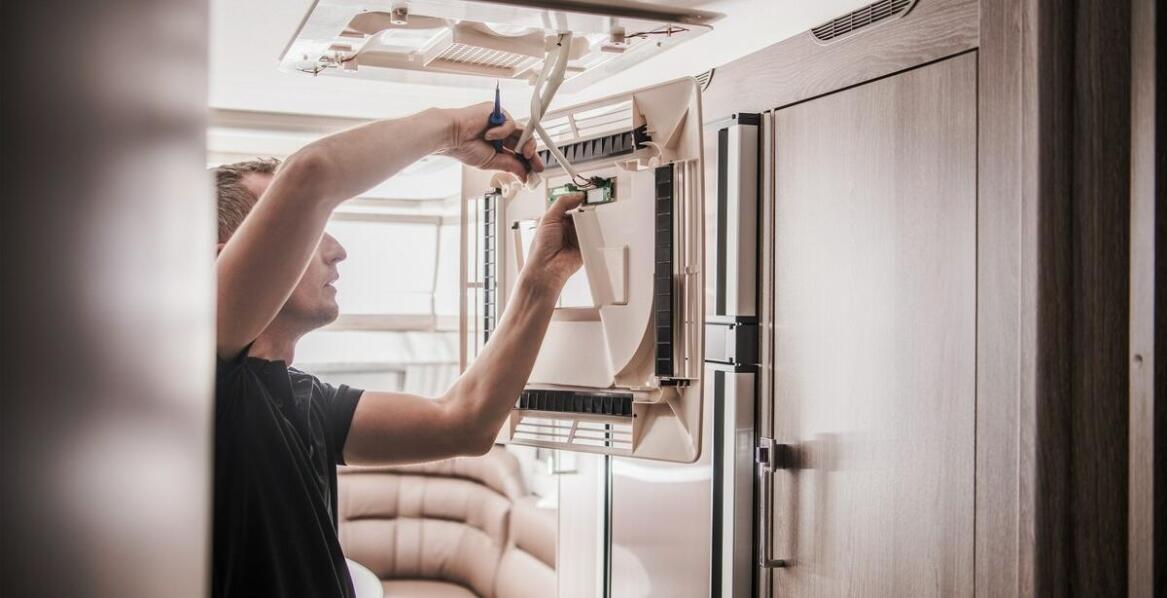 Jakie są najczęstsze objawy awarii klimatyzacji i kiedy udać się do serwisu?