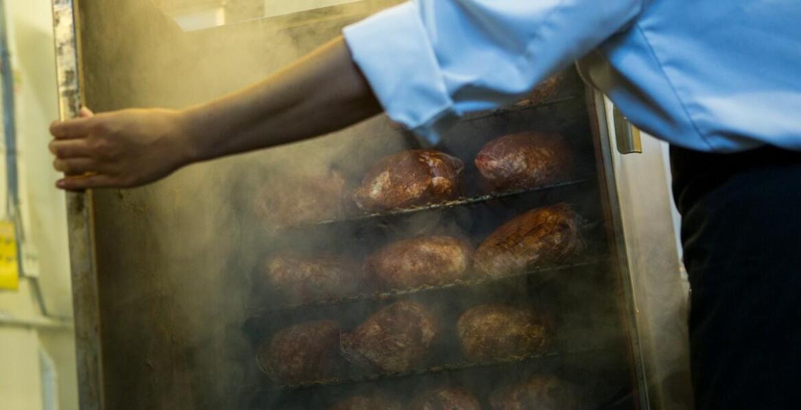 Jak mobilność wózków wędzarniczych ułatwia organizację pracy w zakładach?