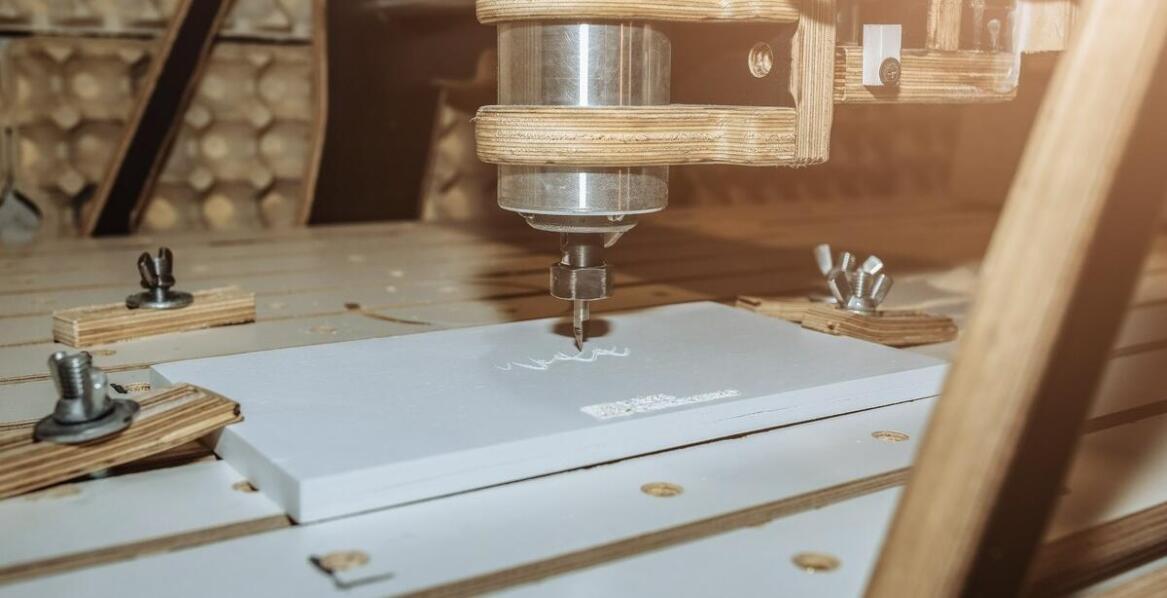 Najlepsze praktyki w eksponowaniu marki za pomocą koron reklamy