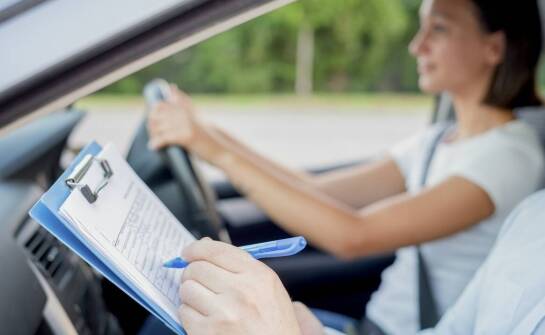 Jakie kategorie pytań obejmuje baza testów na prawo jazdy?