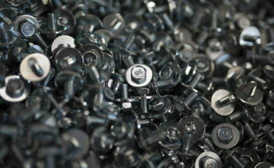 Jakie są kluczowe czynniki wpływające na jakość metalowych wyrobów złącznych?