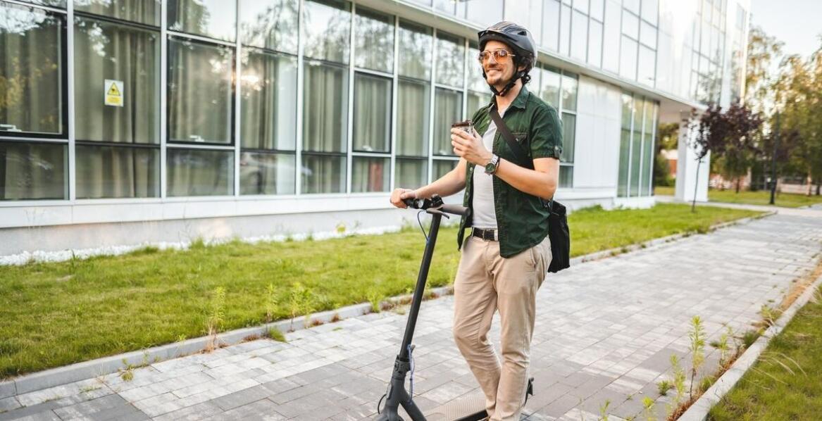 Komfort i stabilność jazdy hulajnogą elektryczną 4 koła – co musisz wiedzieć?