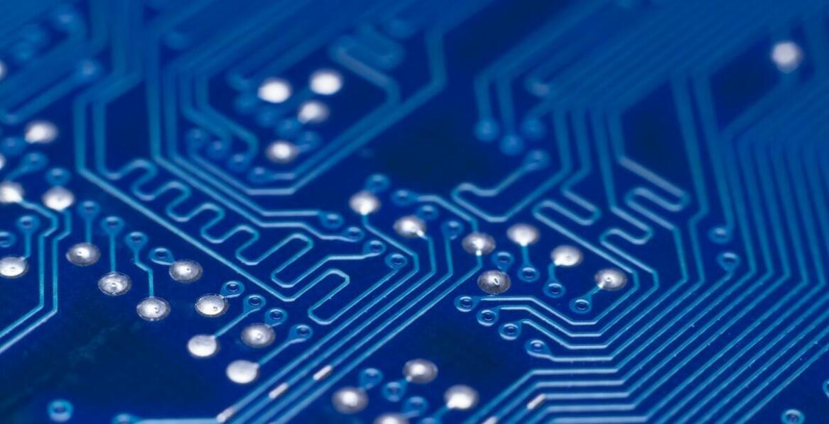 Niklowanie aluminium w produkcji obwodów drukowanych: co warto wiedzieć?