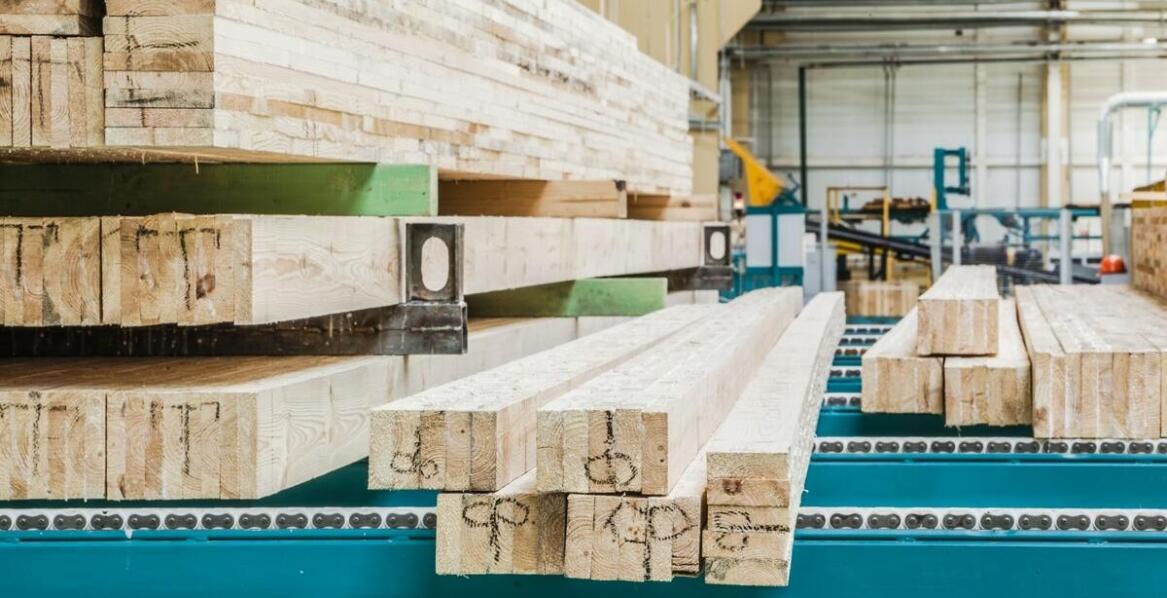 Wykorzystanie prefabrykowanych wiązarów dachowych w budowie domów drewnianych