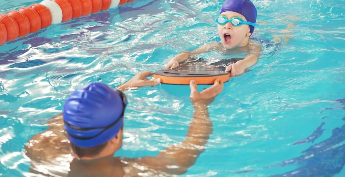 Nauka pływania dla dzieci – jak wspierać rozwój fizyczny i psychiczny?