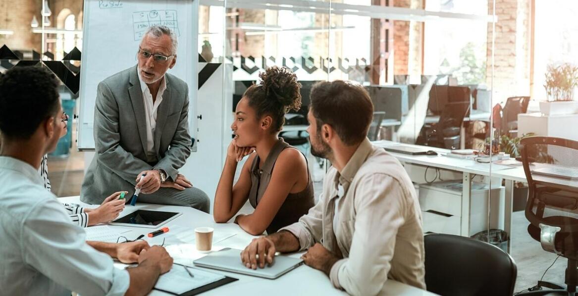 Jakie wyzwania stoją przed firmami produkcyjnymi przy wdrażaniu nowych technologii?