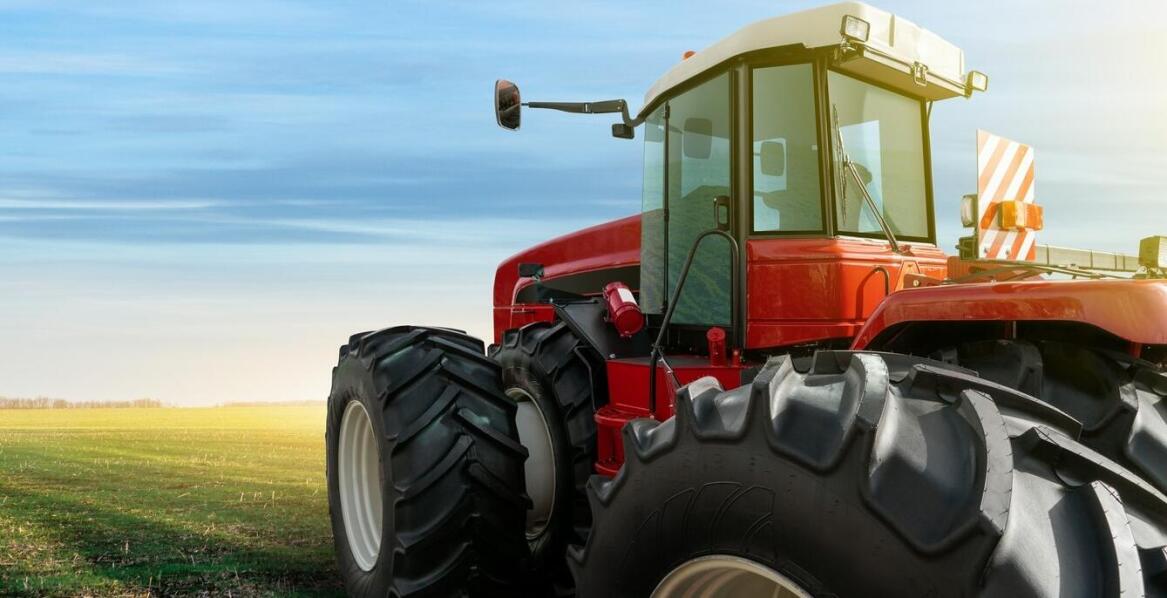 Ciągniki gąsienicowe vs. kołowe – co oferują modele kanadyjskie?