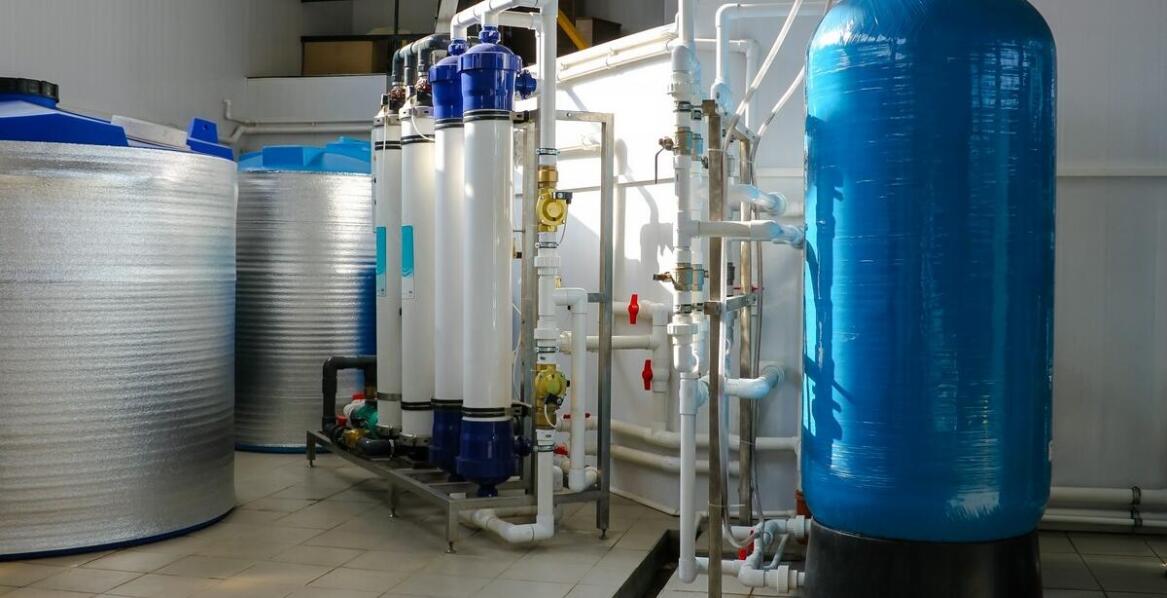 Jakie są wyzwania związane z instalacją odżelaziaczy w dużych gospodarstwach?
