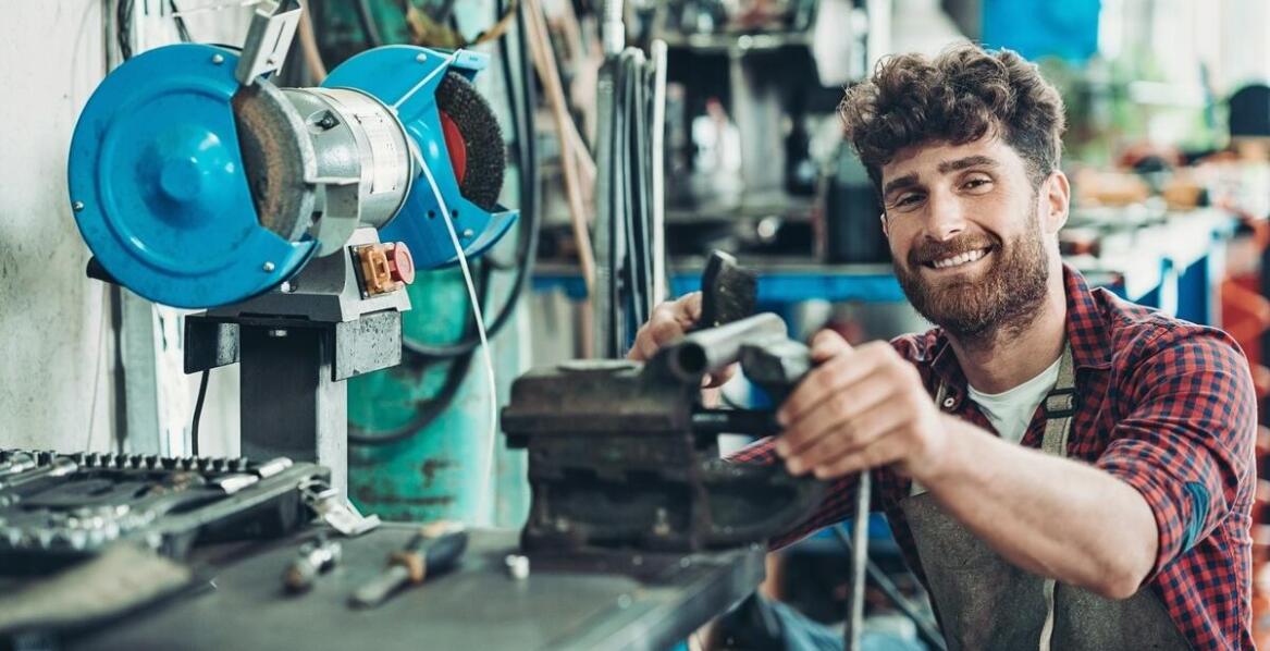 Techniki cięcia blachy czarnej, aluminiowej i kwasoodpornej – co warto wiedzieć?