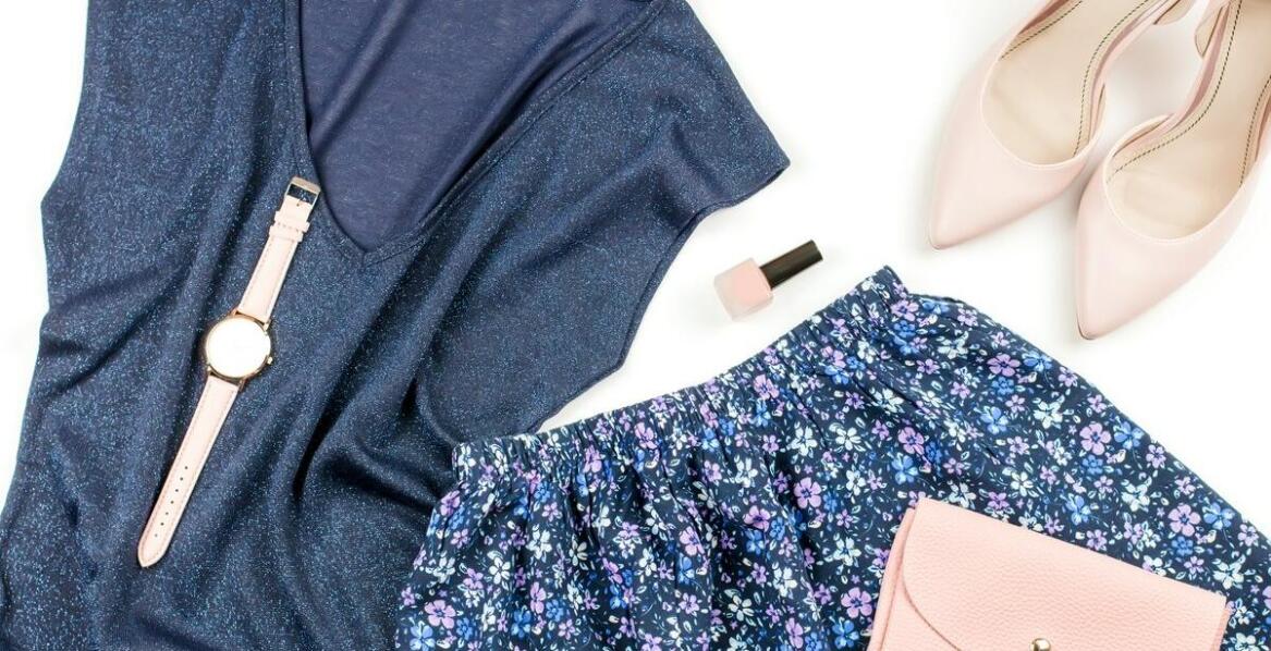 Wzory i kolory pasków damskich, które odmieniają każdą garderobę