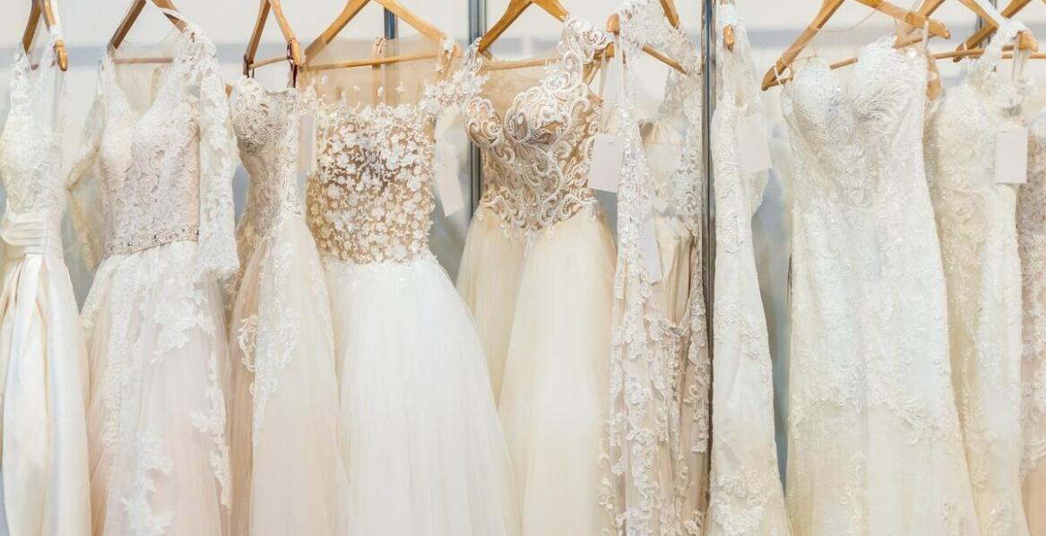 Jakie sukienki wieczorowe są idealne na operę?