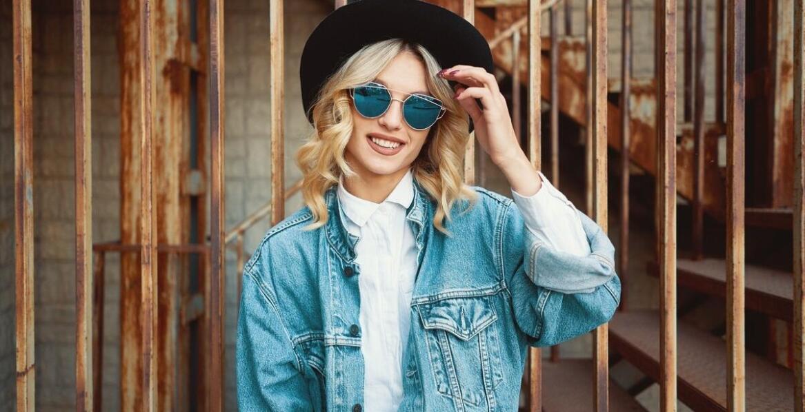Jakie dodatki najlepiej podkreślą jeans shirt w stylizacjach?