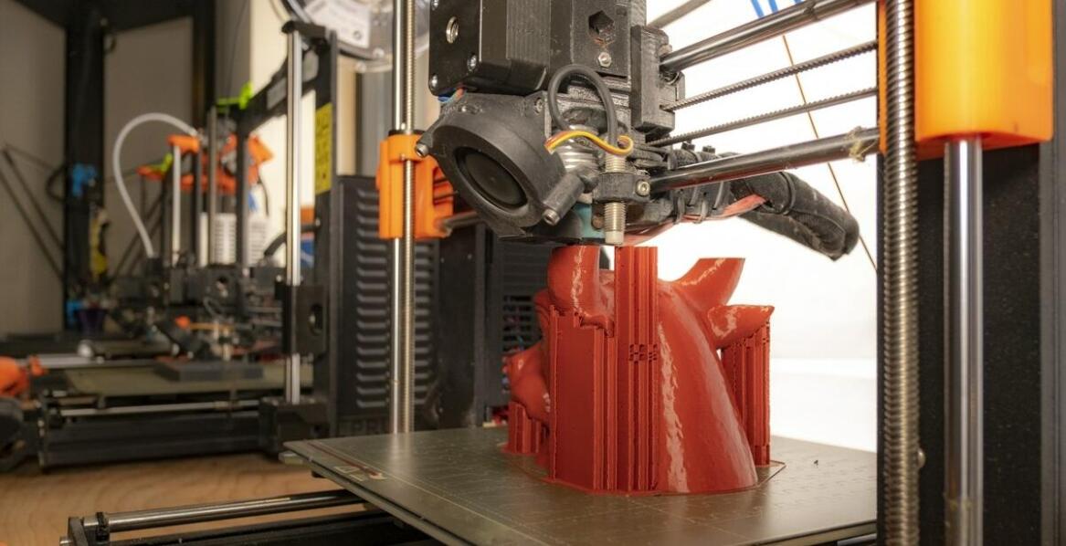 Jak technologia druku przestrzennego wpływa na rozwój stacji obsługi pojazdów?