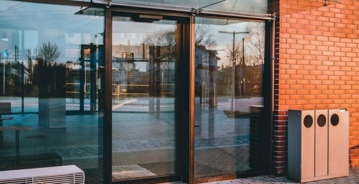 Estetyka i funkcjonalność – jak wybrać idealny daszek szklany?