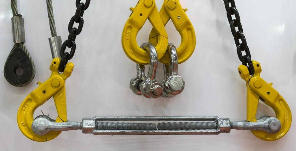 Przyczepa laweta – jak zwiększyć jej funkcjonalność dzięki akcesoriom?