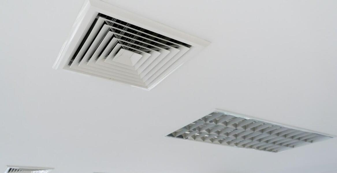 Jakie są różnice między kratkami wentylacyjnymi standardowymi a tymi do drzwi?