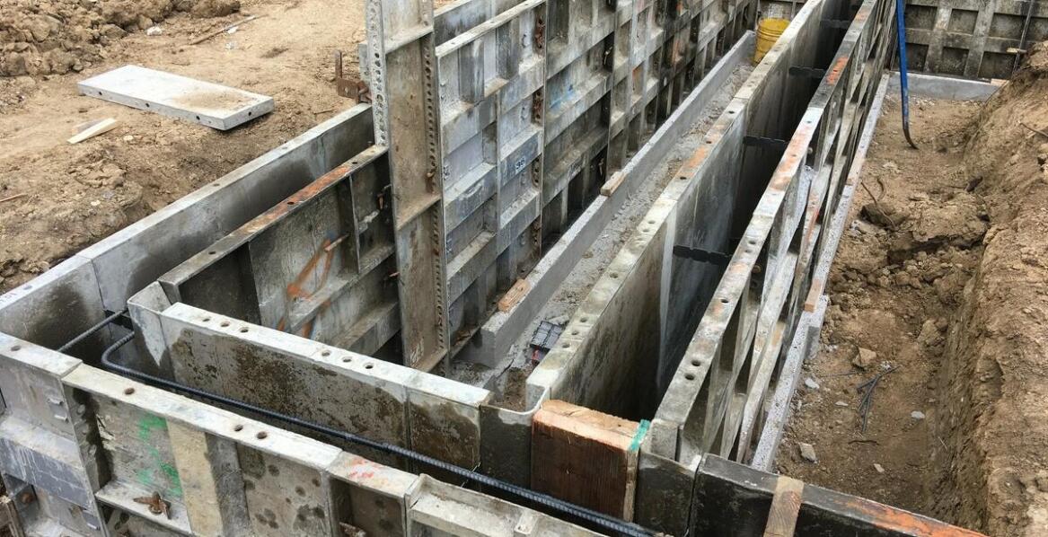 Różnorodność wzorów i kolorów formatek aluminiowych na wymiar