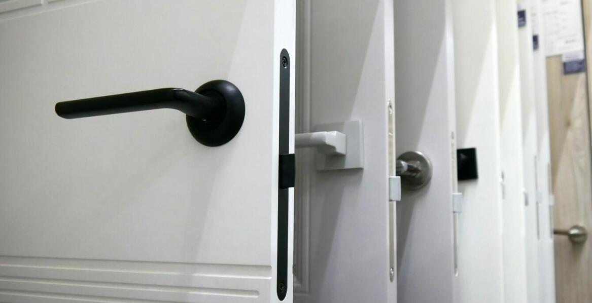 Zalety inwestowania w wysokiej jakości drzwi do komórek lokatorskich