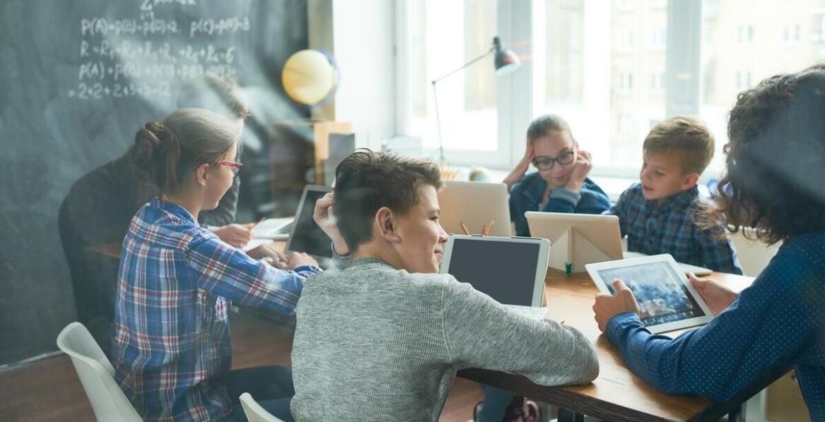 Jakie techniki zadawania pytań mogą pomóc w zapamiętaniu przepisów drogowych?