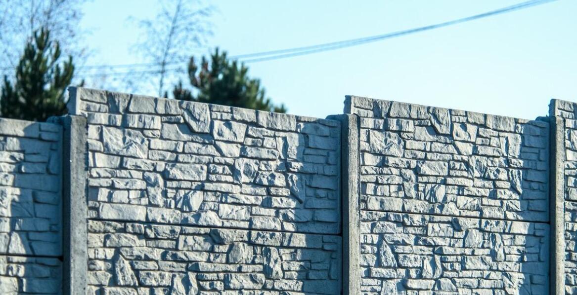 Jakie są zalety wyboru ogrodzeń betonowych dla dużych projektów komercyjnych?