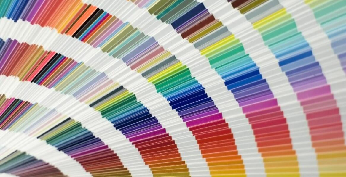 Flaga czerwono żółta czerwona – dlaczego warto zainwestować w wysokiej jakości druk?