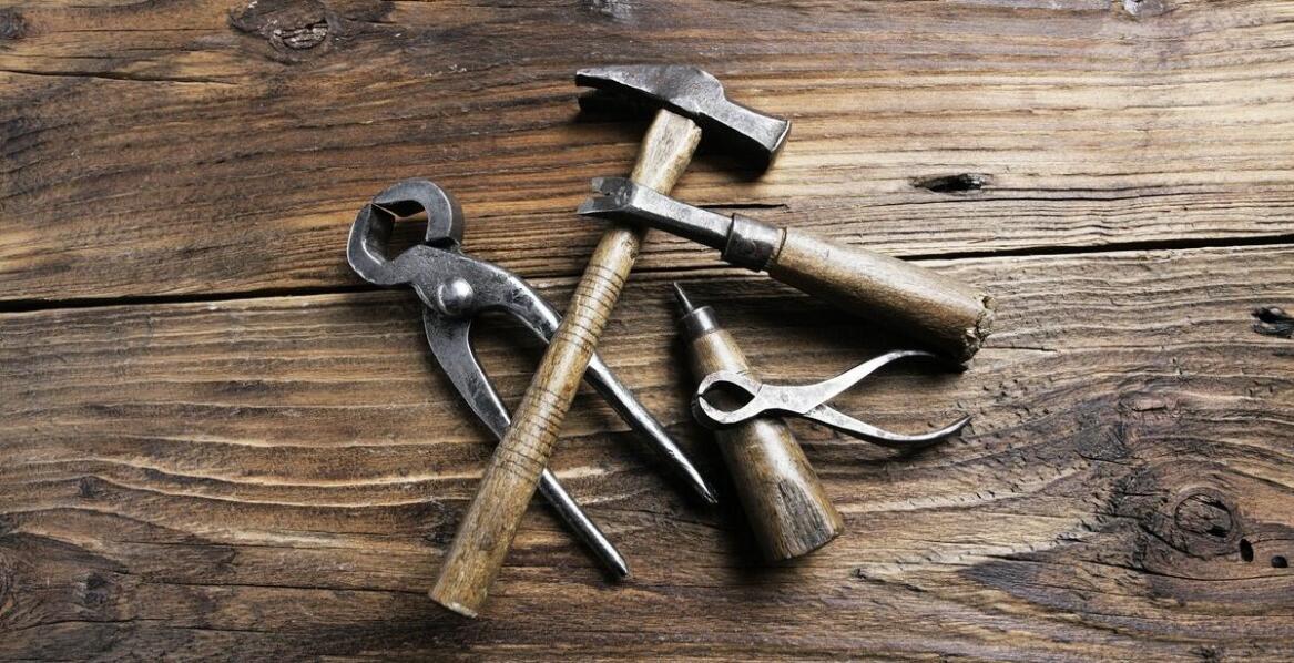 Dlaczego warto inwestować w profesjonalny młotek zegarmistrzowski?