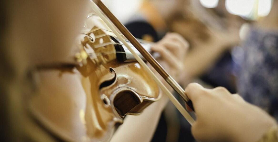 Wybór skrzypiec jako głównego instrumentu w oprawie muzycznej pogrzebu