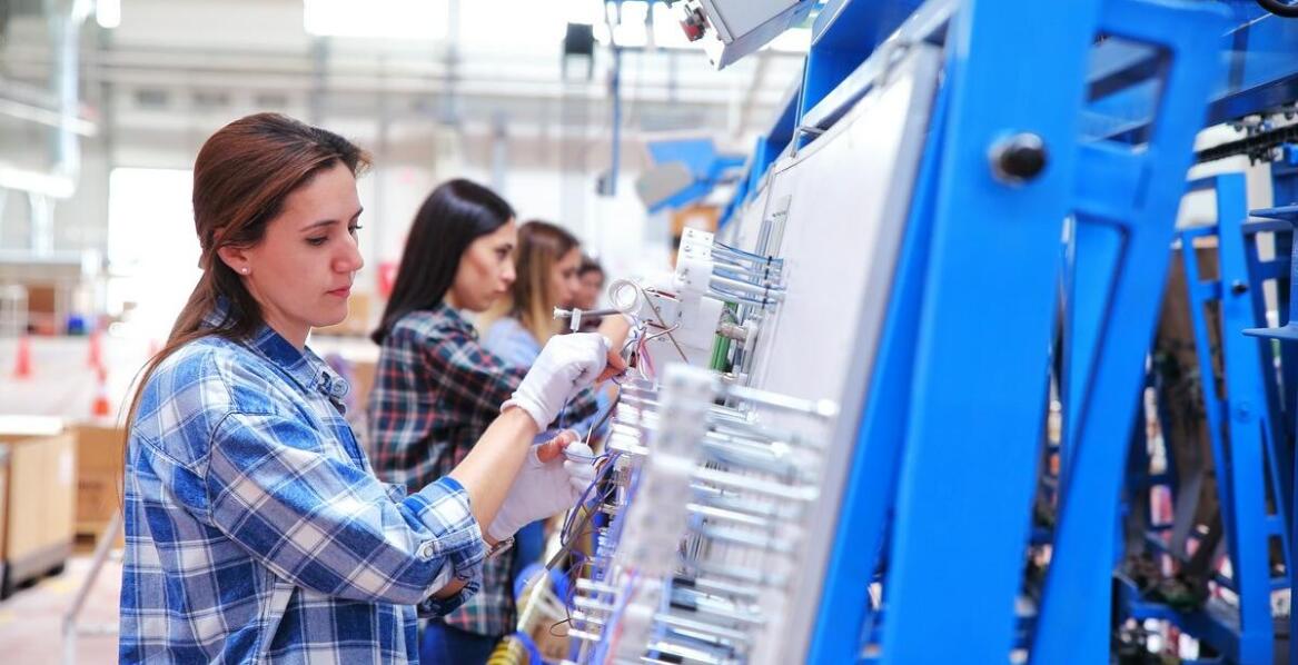 Jak kurs lean manufacturing wpływa na efektywność procesów w firmach produkcyjnych?