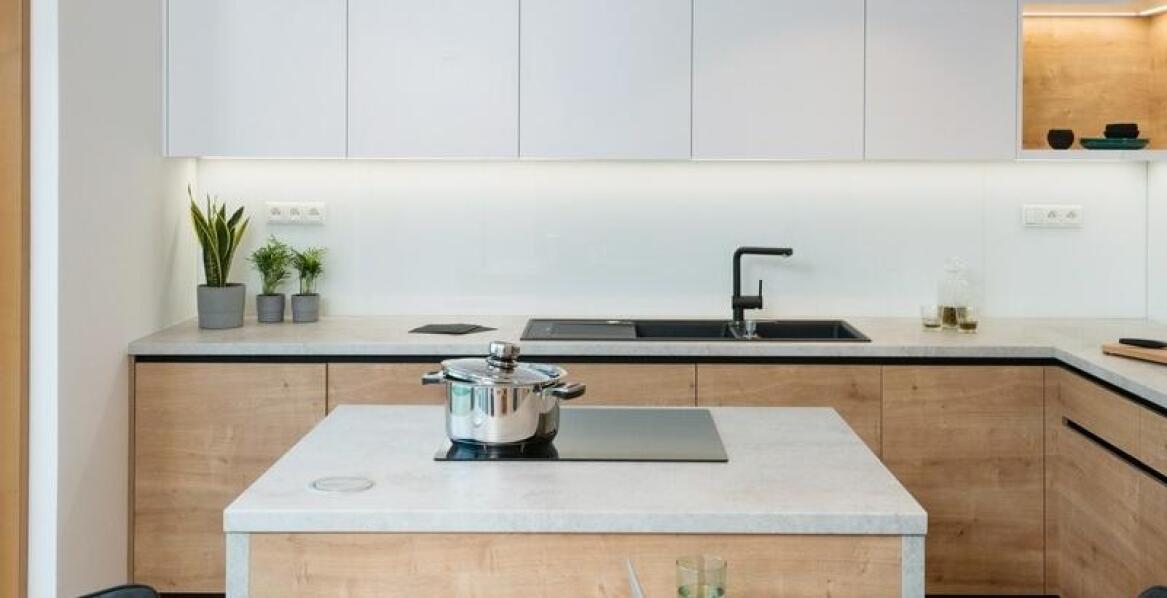 Jak dostosować projekt kuchni na wymiar do specyfiki małych mieszkań?