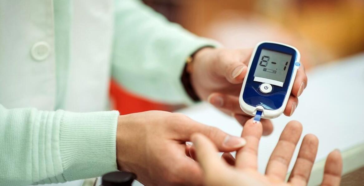 Znaczenie szkoleń z pierwszej pomocy dla osób pracujących z cukrzykami