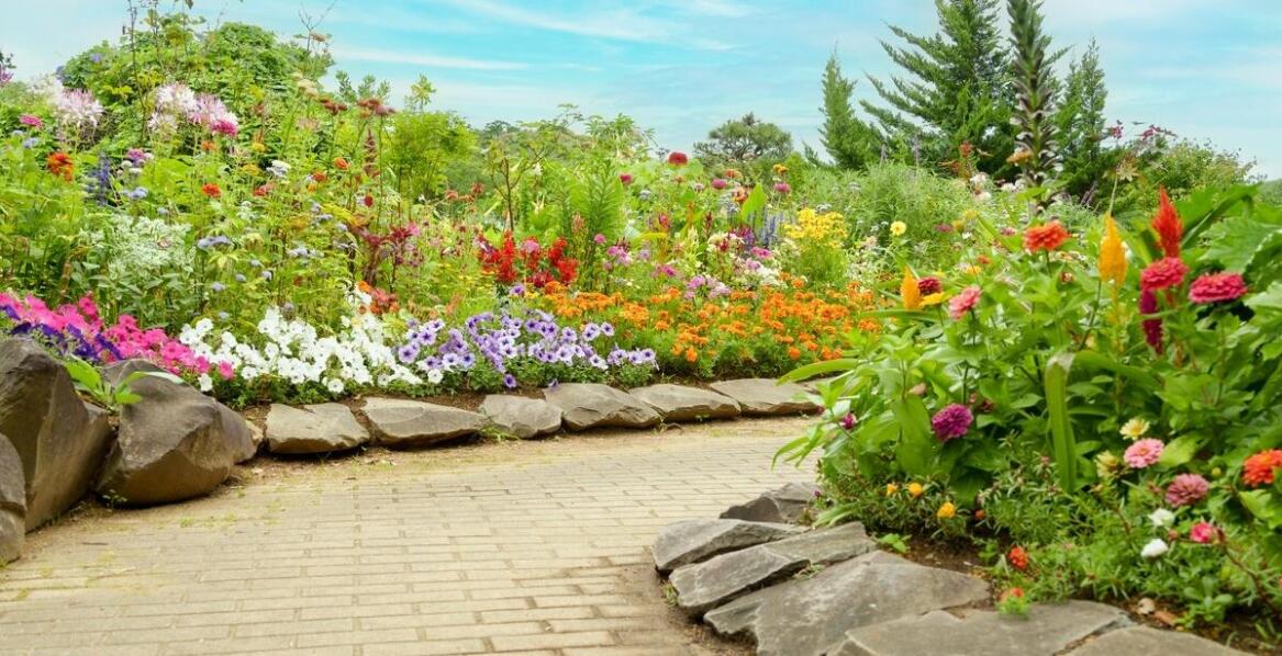 Jakie materiały najlepiej sprawdzą się przy urządzaniu ścieżek i alejek w ogrodach we Włocławku?