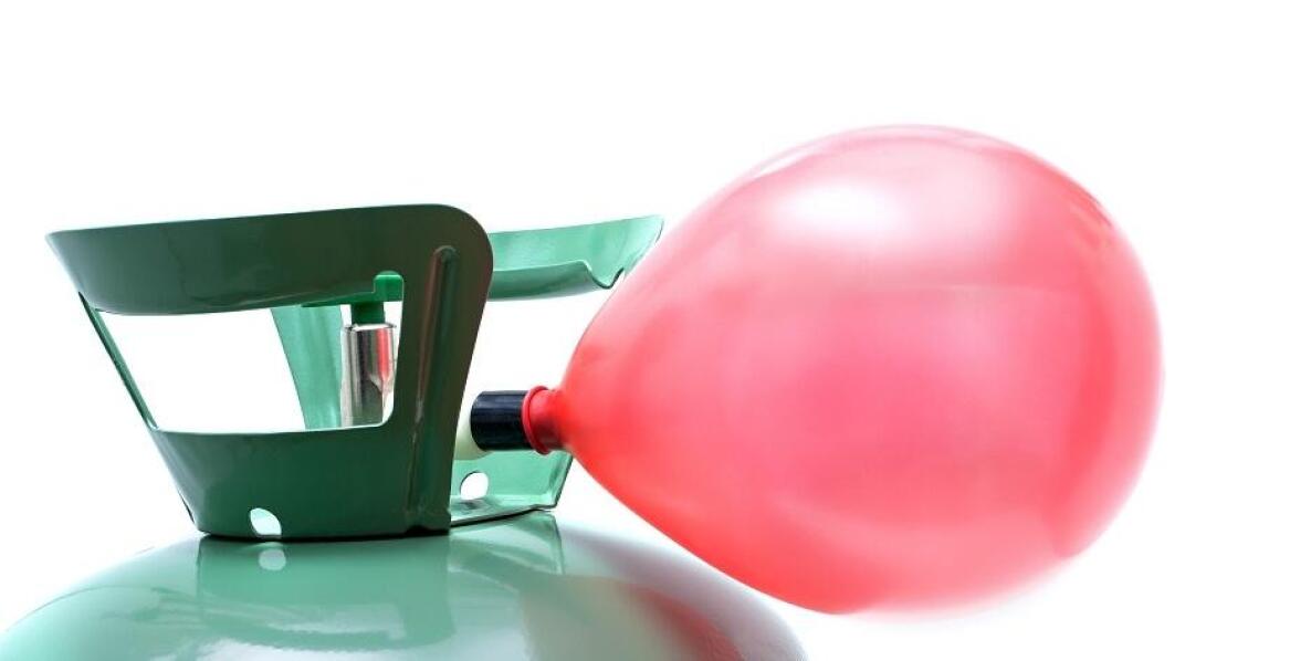 Napełnianie balonów helem – jakie czynniki wpływają na cenę usługi?