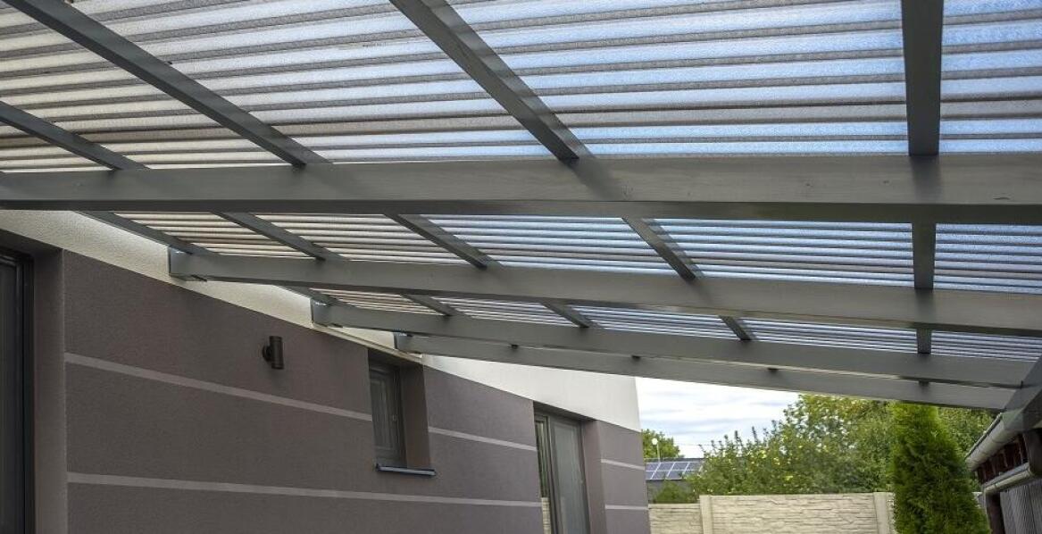 Zastosowanie poliwęglanu komorowego mlecznego w nowoczesnych projektach tarasowych