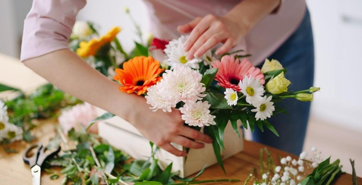 Jakie materiały uzupełniające można dodać do flower boxu ze wstążką?