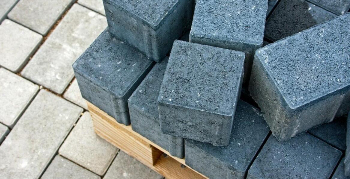 Jakie aspekty wpływają na różnice w cenie tony kostki granitowej między producentami?