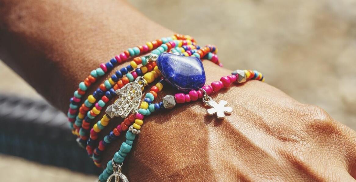 Delikatne i pastelowe – broszki motyl w modnych stylizacjach