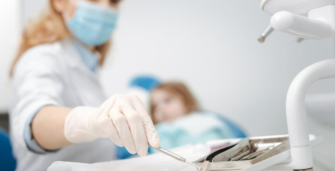 Jak dentysta niemowlęcy może pomóc w radzeniu sobie z ząbkowaniem?