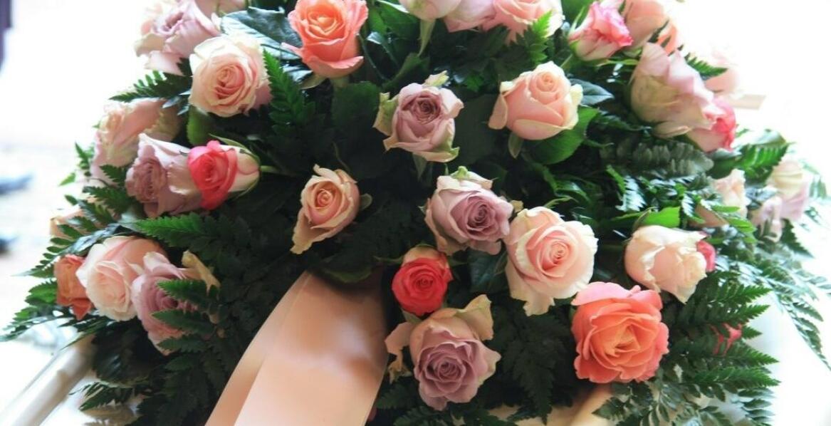 Czym wieniec pogrzebowy różni się od wiązanki?