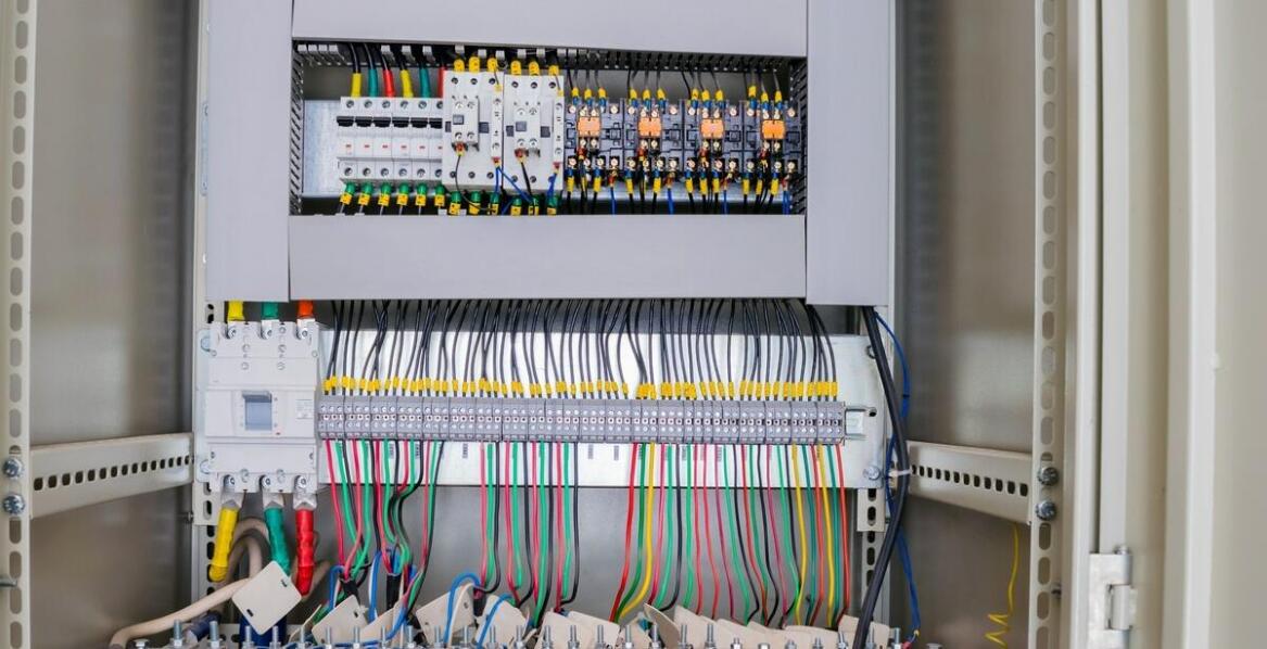Jakie są zalety współpracy z firmą elektryczną przy projektach komercyjnych?