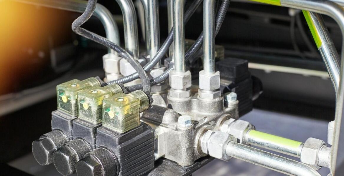 Jak siłowniki wpływają na bezpieczeństwo użytkowania maszyn?