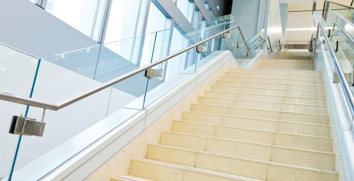 Funkcjonalność profili do balustrad szklanych w przestrzeniach publicznych