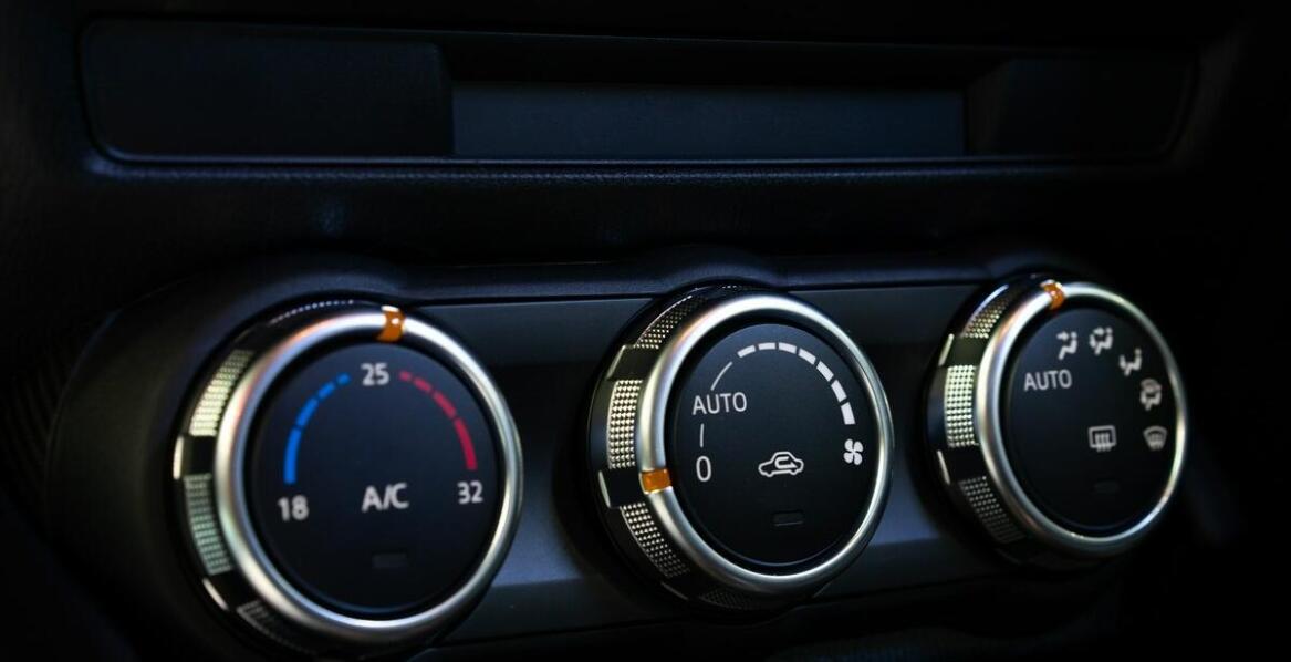 Wpływ zaawansowanych systemów multimedialnych na komfort jazdy ciężarówkami