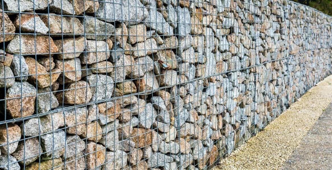 Jakie właściwości powinien mieć kamień idealny do koszy gabionowych?