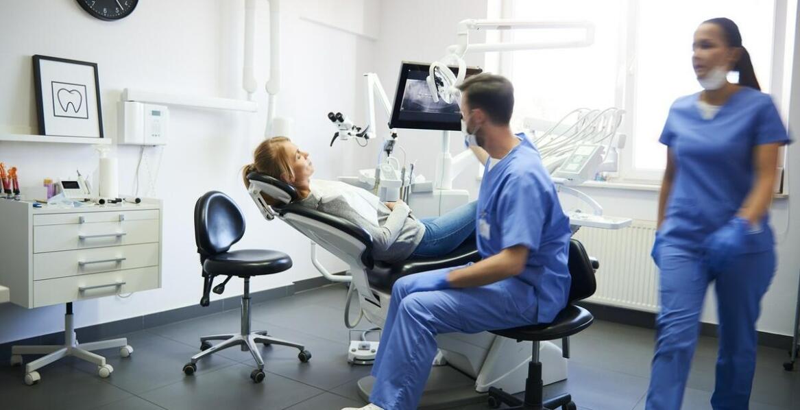 Licówki a naturalny wygląd zębów – na ile zębów warto je założyć?