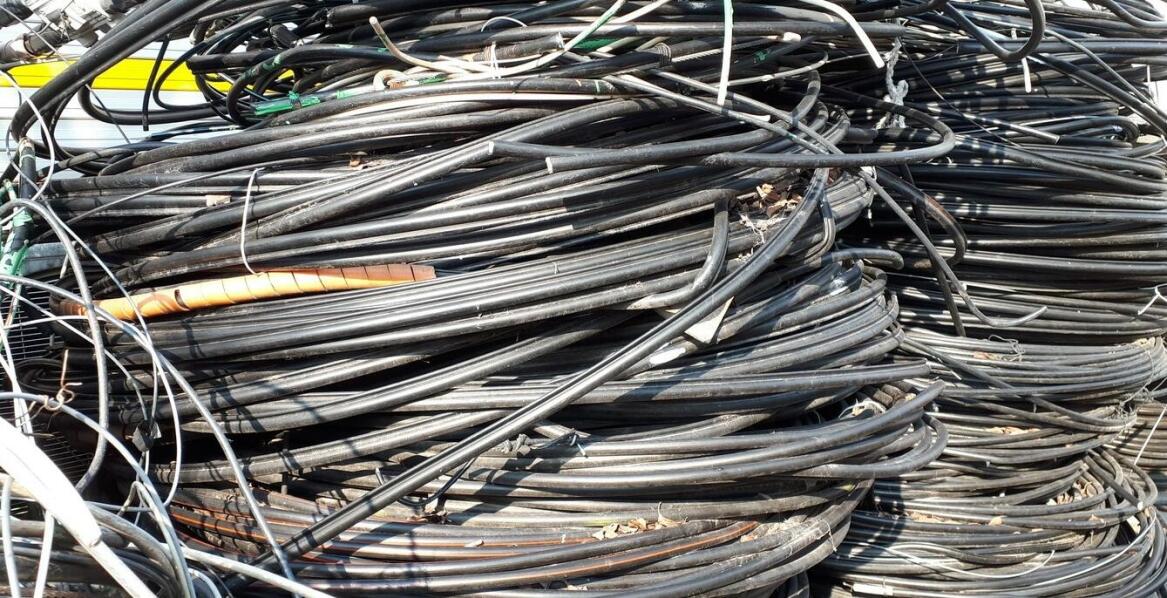 Jak zmienia się cennik w zależności od rodzaju metalu w hurtowym skupie złomu?