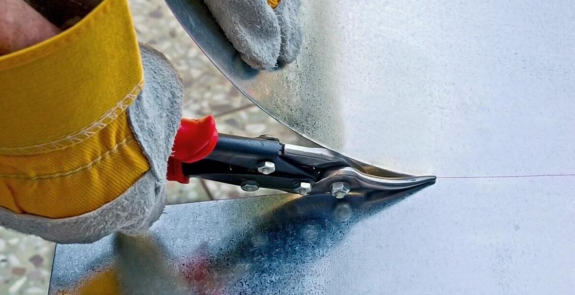 Blacha na ścianę: praktyczne porady dotyczące montażu i pielęgnacji