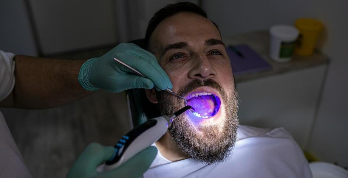 Mikroskop w stomatologii – dlaczego warto z niego korzystać?