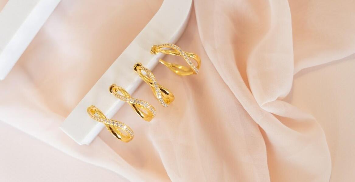 Pozłacana biżuteria na bazarach – co sądzą klienci o jej jakości?